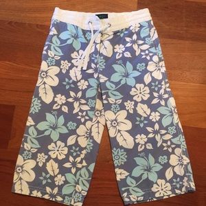 Mini Boden girls blue Hawaiian flower capris